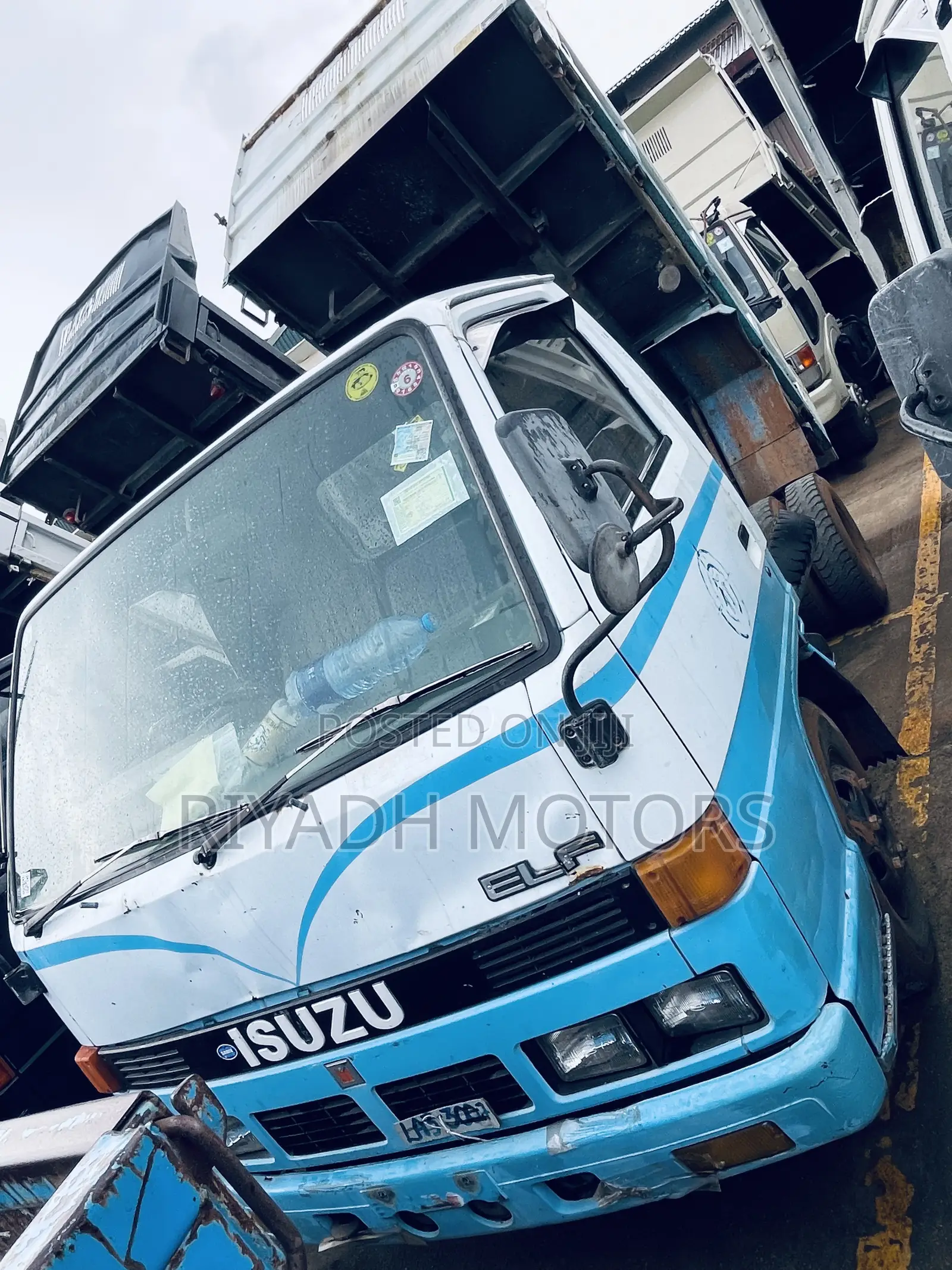 Dumper Isuzu Double Light Super Clean