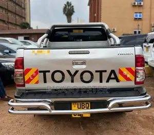 Toyota Hilux 2.5 D-4D 4X4 SRX 2011 Gold