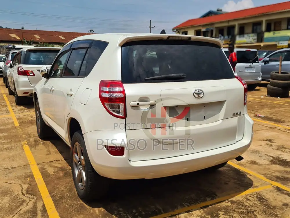 Toyota RAV4 2011 White