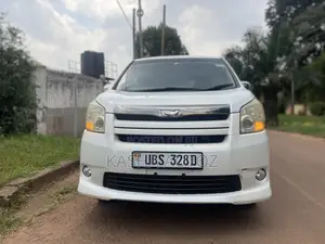 Toyota Noah 2010 White