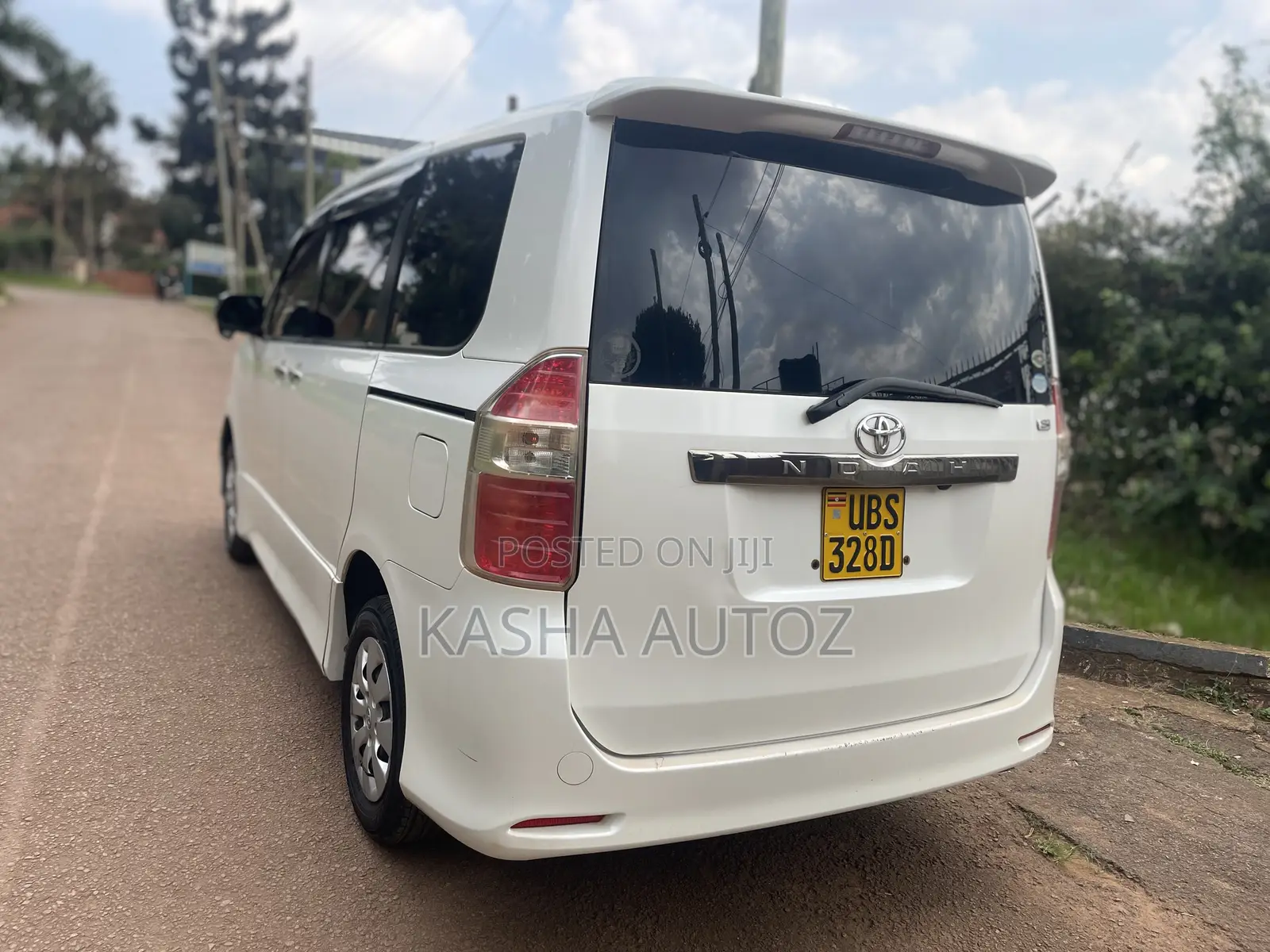 Toyota Noah 2010 White