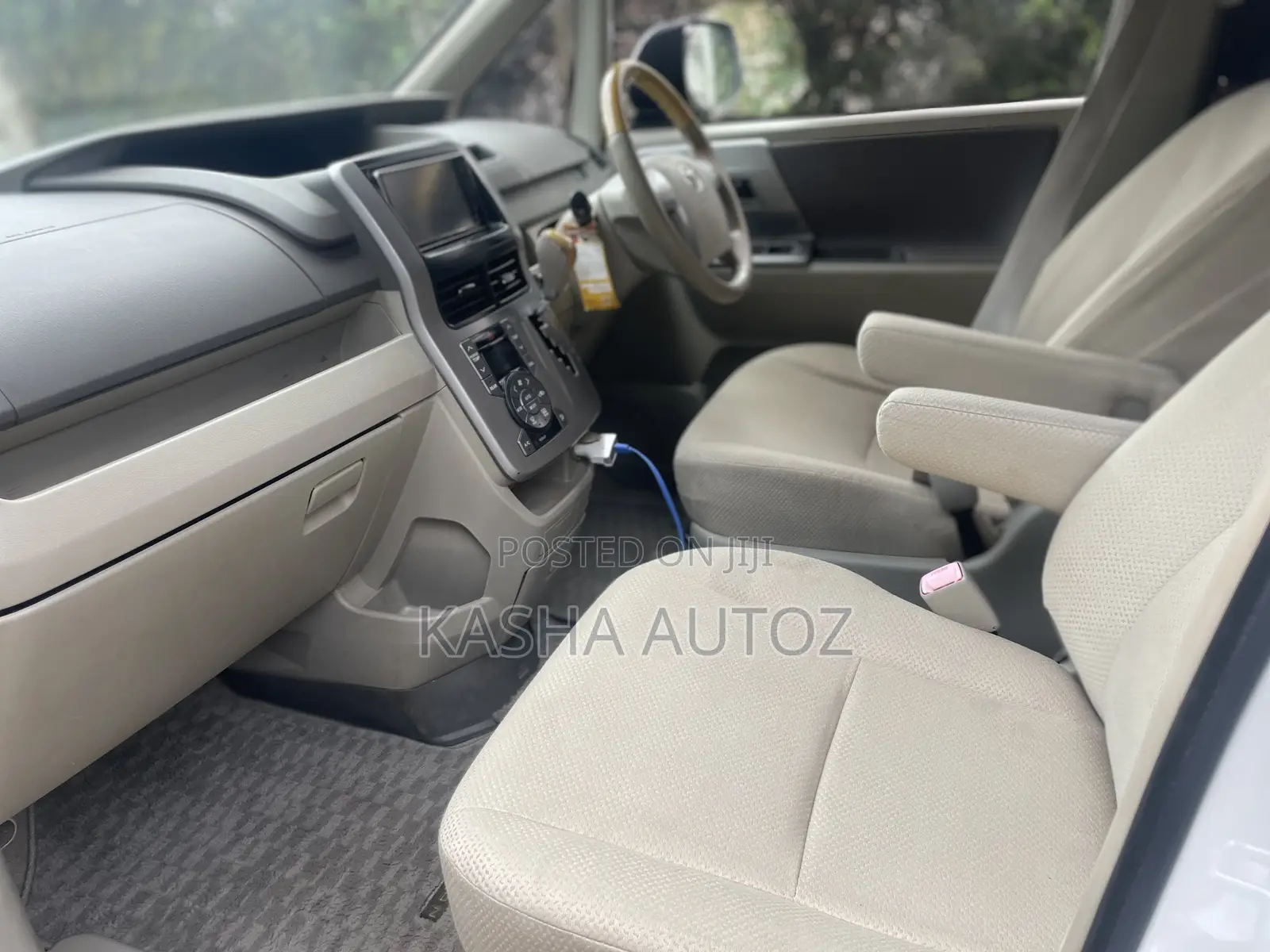 Toyota Noah 2010 White