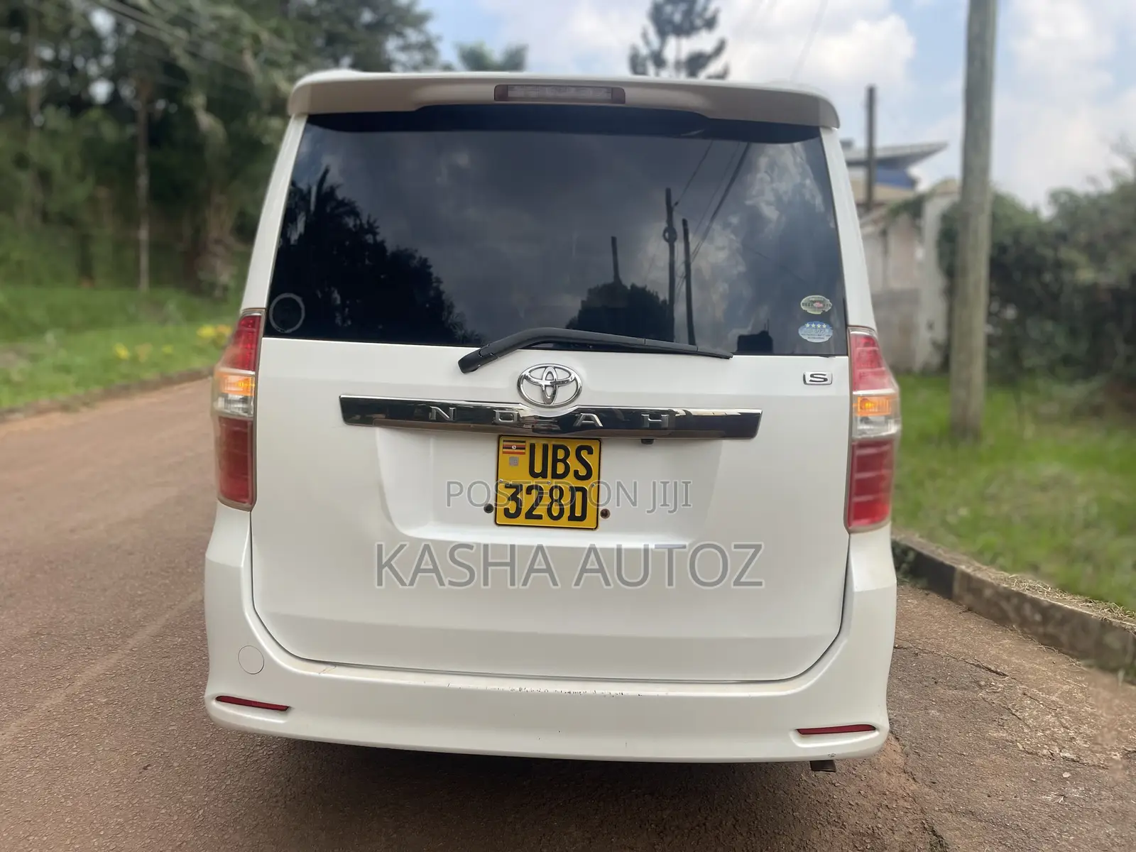 Toyota Noah 2010 White