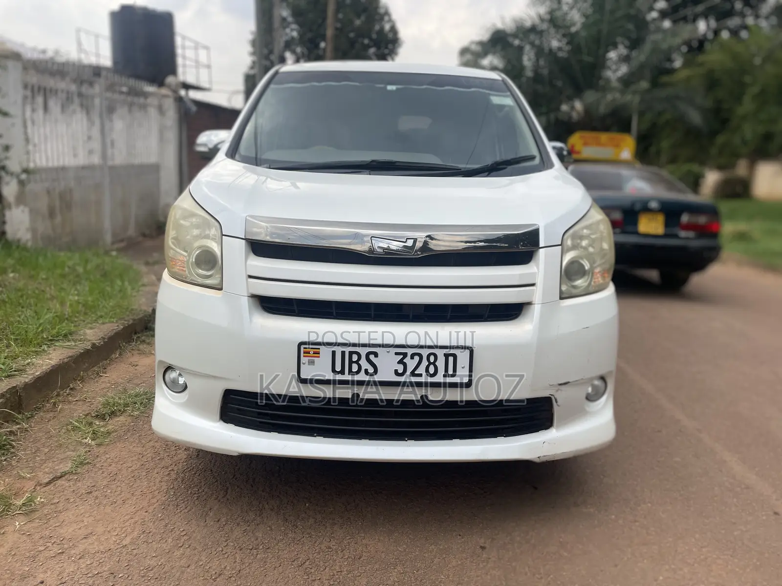 Toyota Noah 2010 White