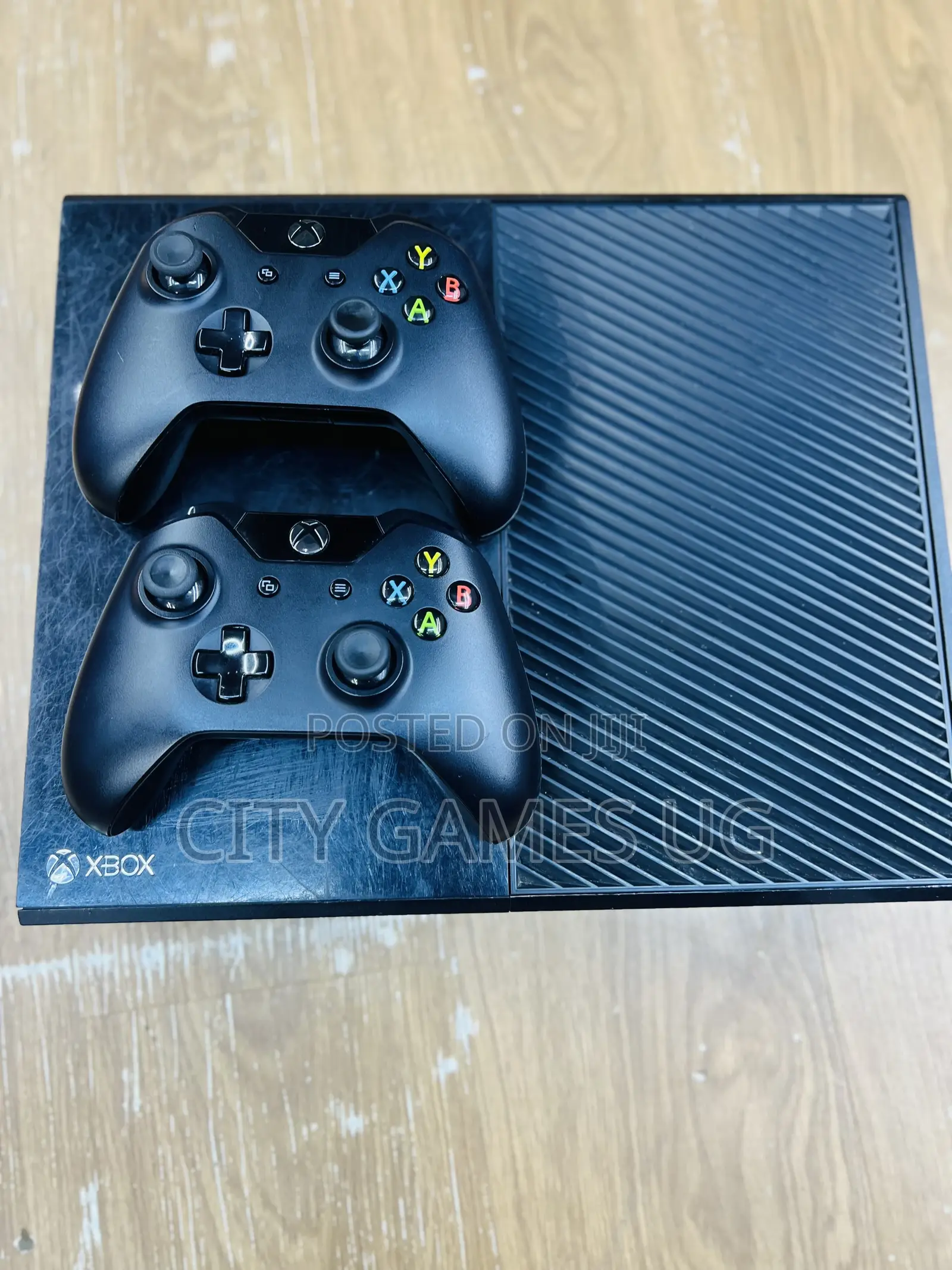 Xbox One With 2 Wireless Controllers