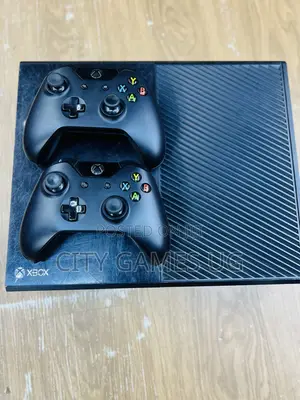 Xbox One With 2 Wireless Controllers