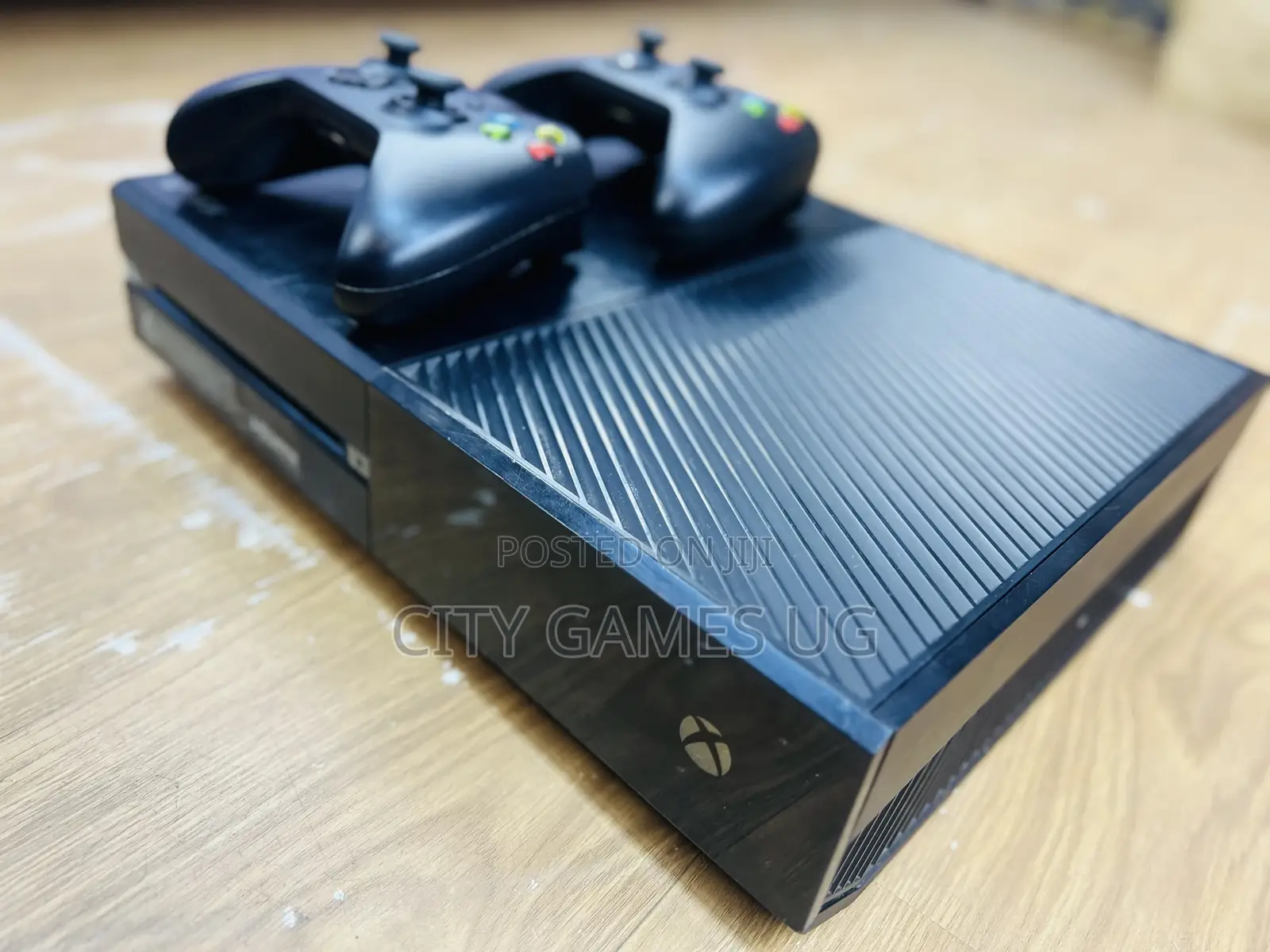 Xbox One With 2 Wireless Controllers