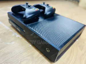 Xbox One With 2 Wireless Controllers