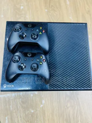 Xbox One With 2 Wireless Controllers
