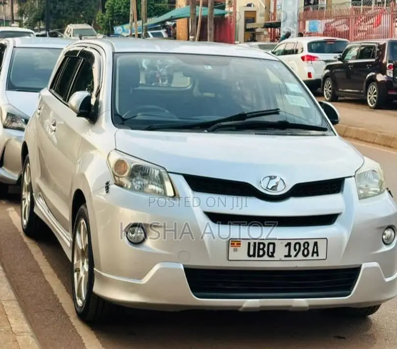 Toyota IST 2010 Silver