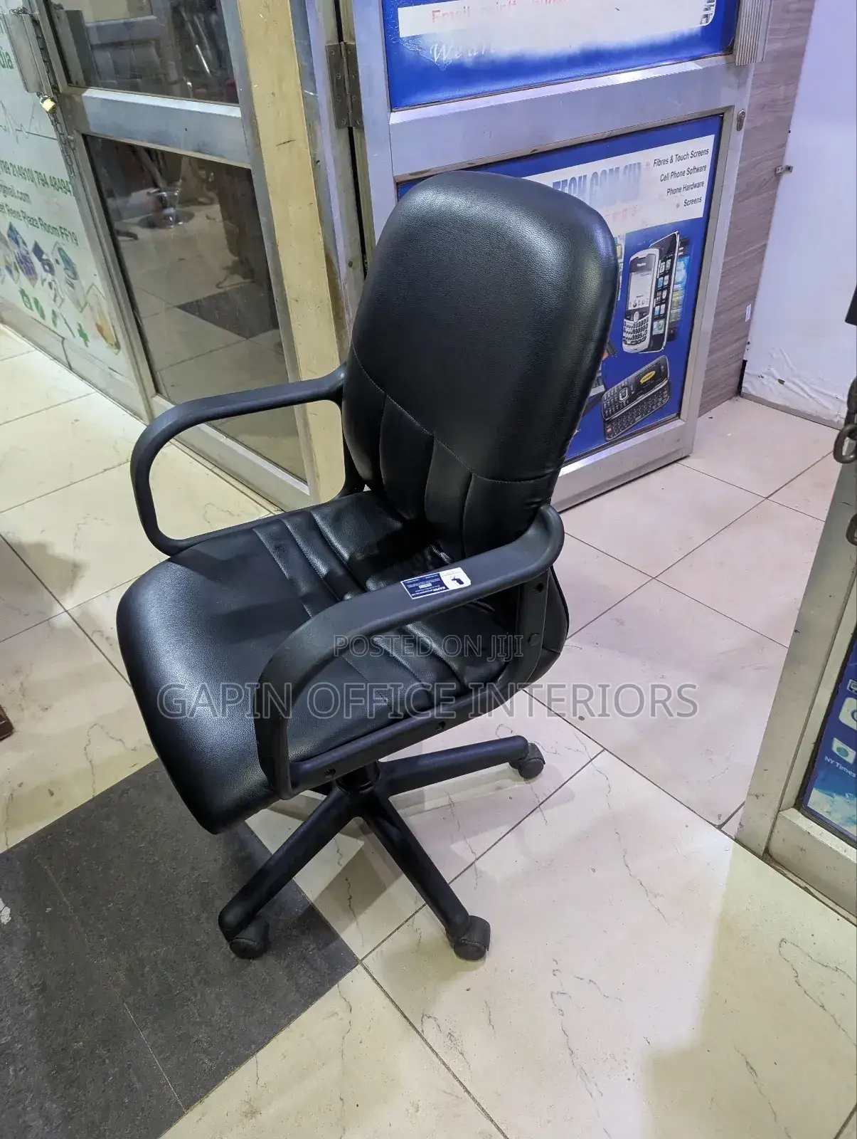 Short Back Rotating and Adjustable Chair in Good Condition