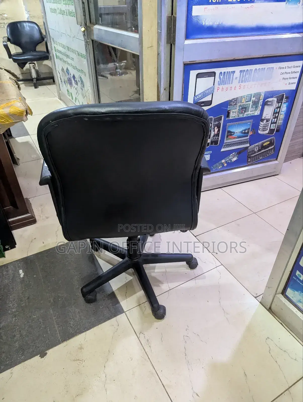 Short Back Rotating and Adjustable Chair in Good Condition