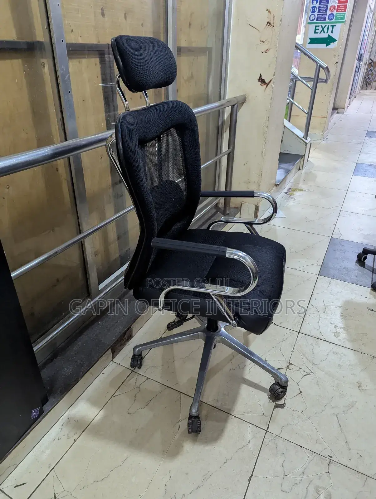Second Hand Executive Office Chair With an Headrest and Back Support