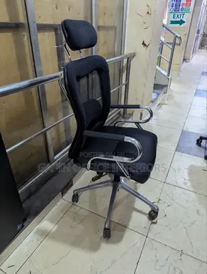 Second Hand Executive Office Chair With an Headrest and Back Support