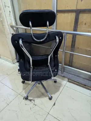 Second Hand Executive Office Chair With an Headrest and Back Support