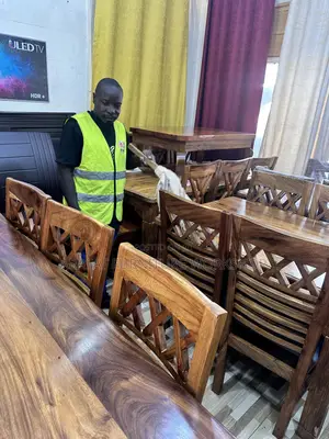 Solid Mugavu Dining Set