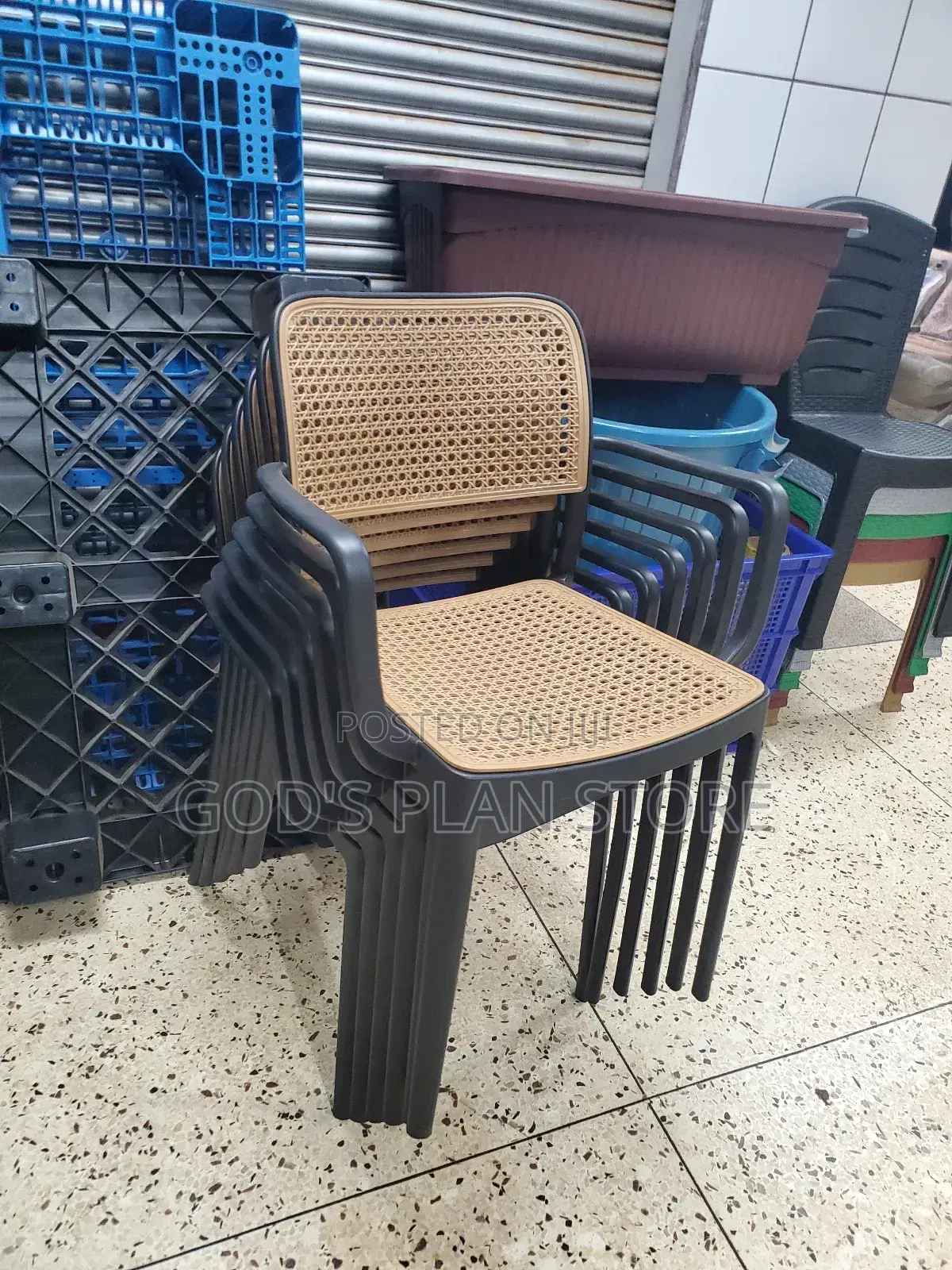 Linear Armed Plastic Chairs for Restaurant and Hotel Rooms
