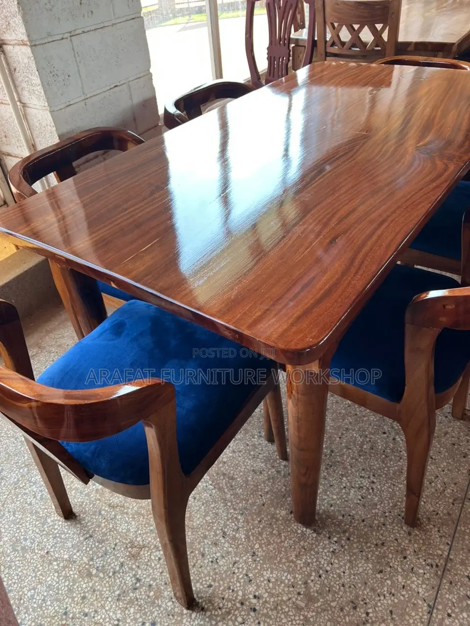 Solid Mugavu Dining Table