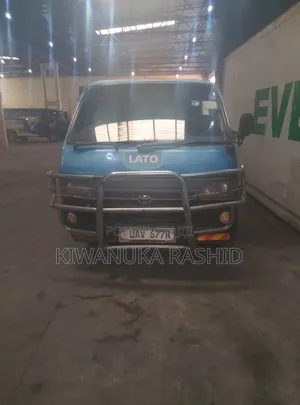 Toyota HiAce 2001 White