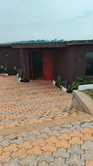 7bdrm Mansion in Mirembe Villas, Makindye for sale