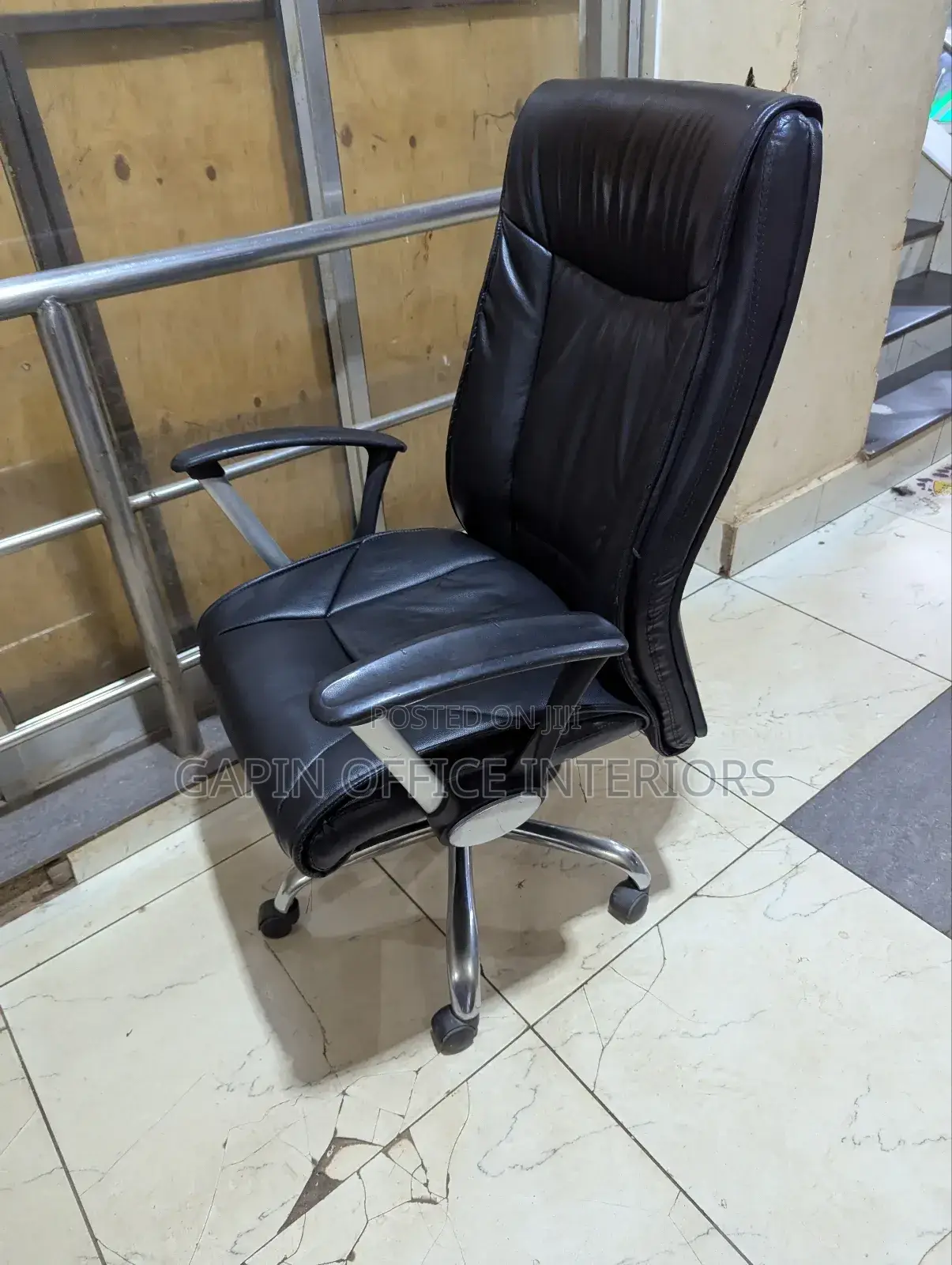 Office Chair Available for Sale, With Fixed Armrests and Adjustable