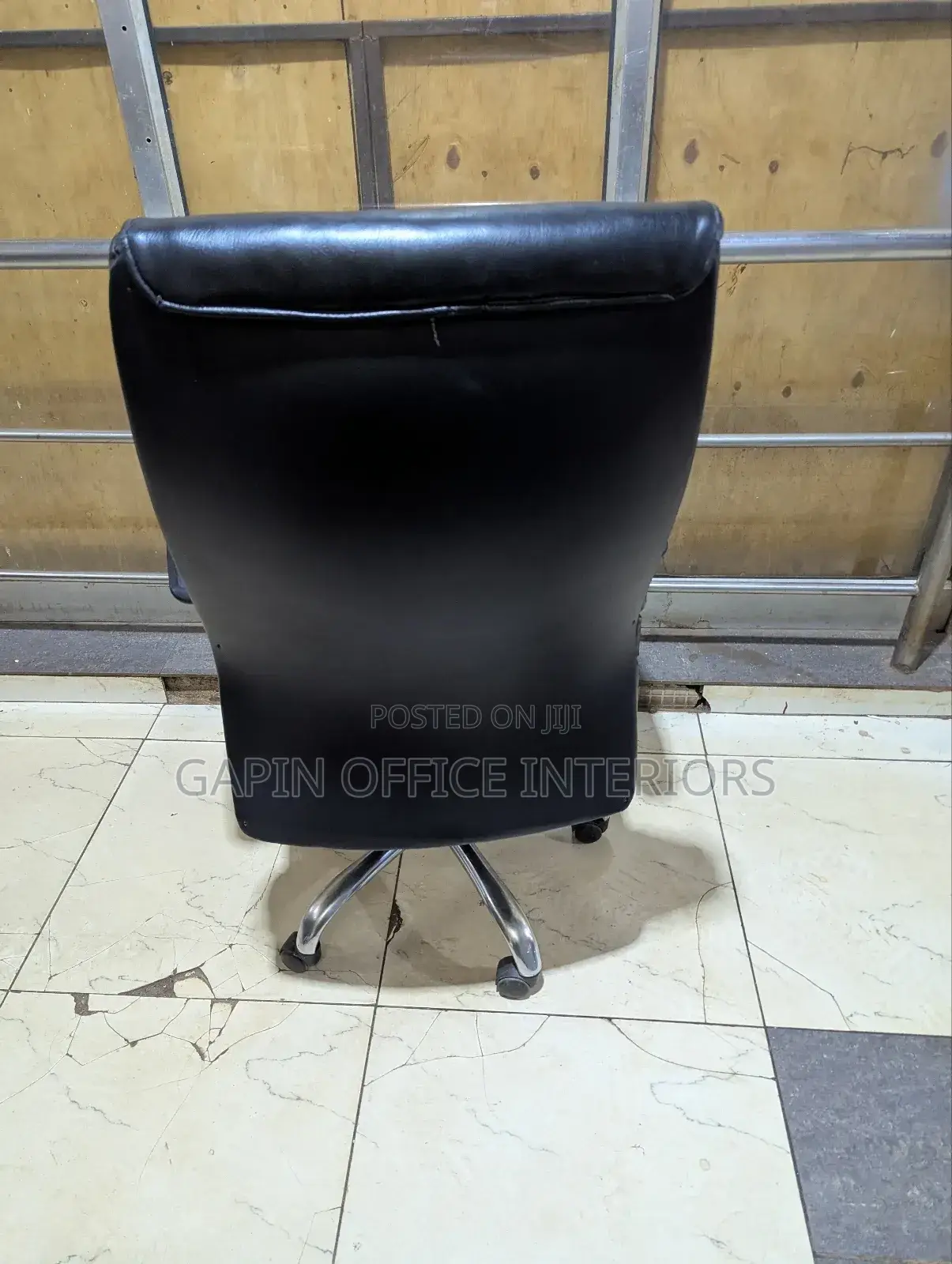 Office Chair Available for Sale, With Fixed Armrests and Adjustable
