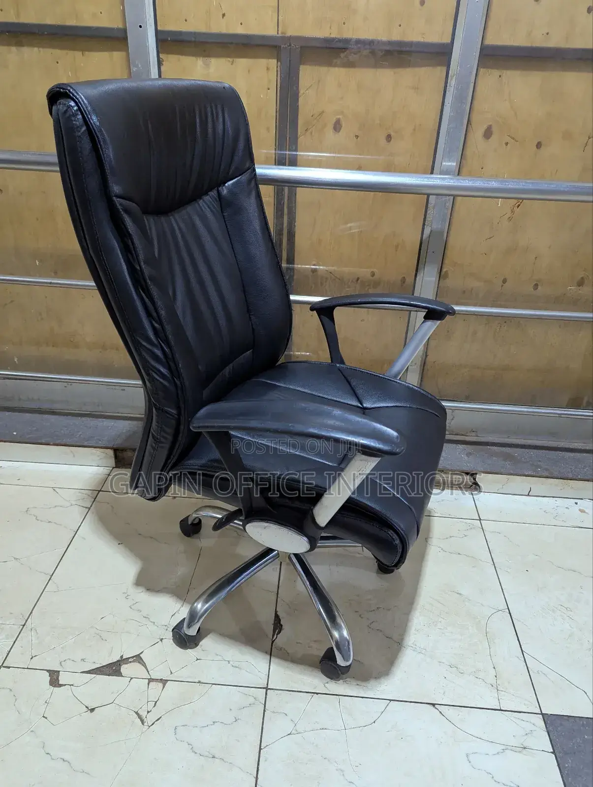 Office Chair Available for Sale, With Fixed Armrests and Adjustable