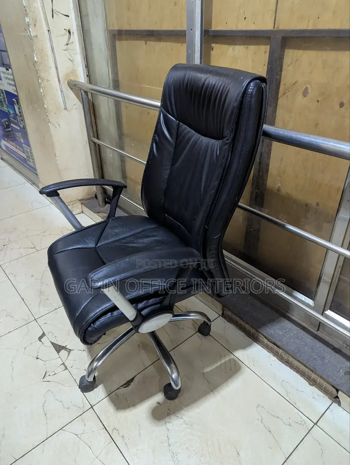 Office Chair Available for Sale, With Fixed Armrests and Adjustable