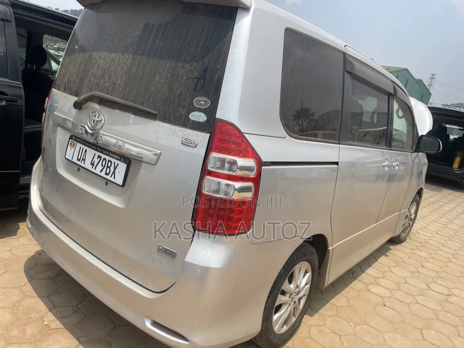 Toyota Noah 2011 Silver
