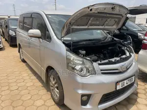 Toyota Noah 2011 Silver