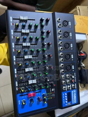 Yamaha 6 -channel Amplified Mixer - Blue