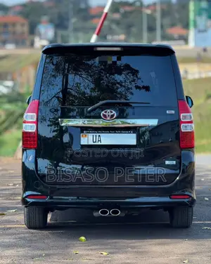Toyota Noah 2.0 158hp AWD (7 Seater) 2011 Black