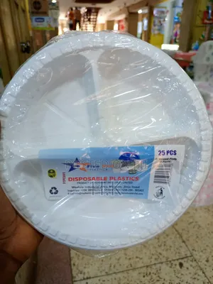 25pcs Disposable Plastic Plates With Three Compartments.