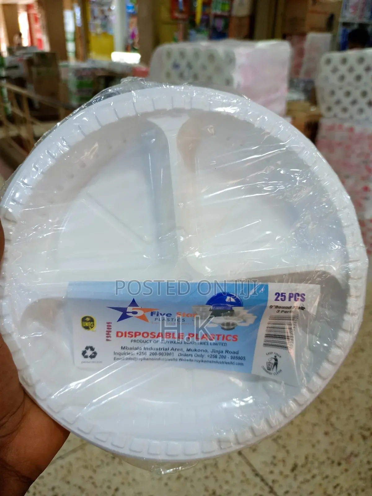 25pcs Disposable Plastic Plates With Three Compartments.
