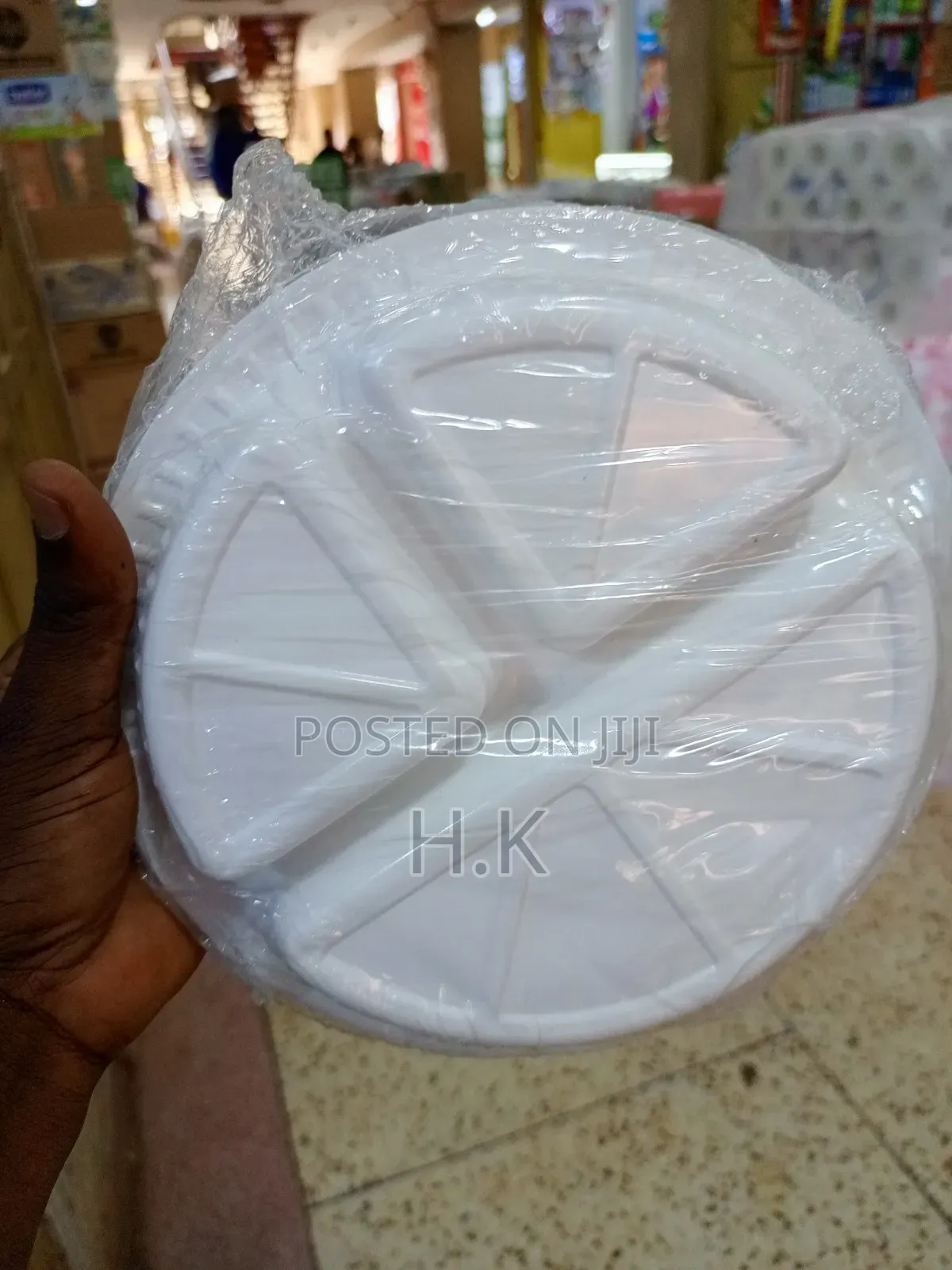 25pcs Disposable Plastic Plates With Three Compartments.