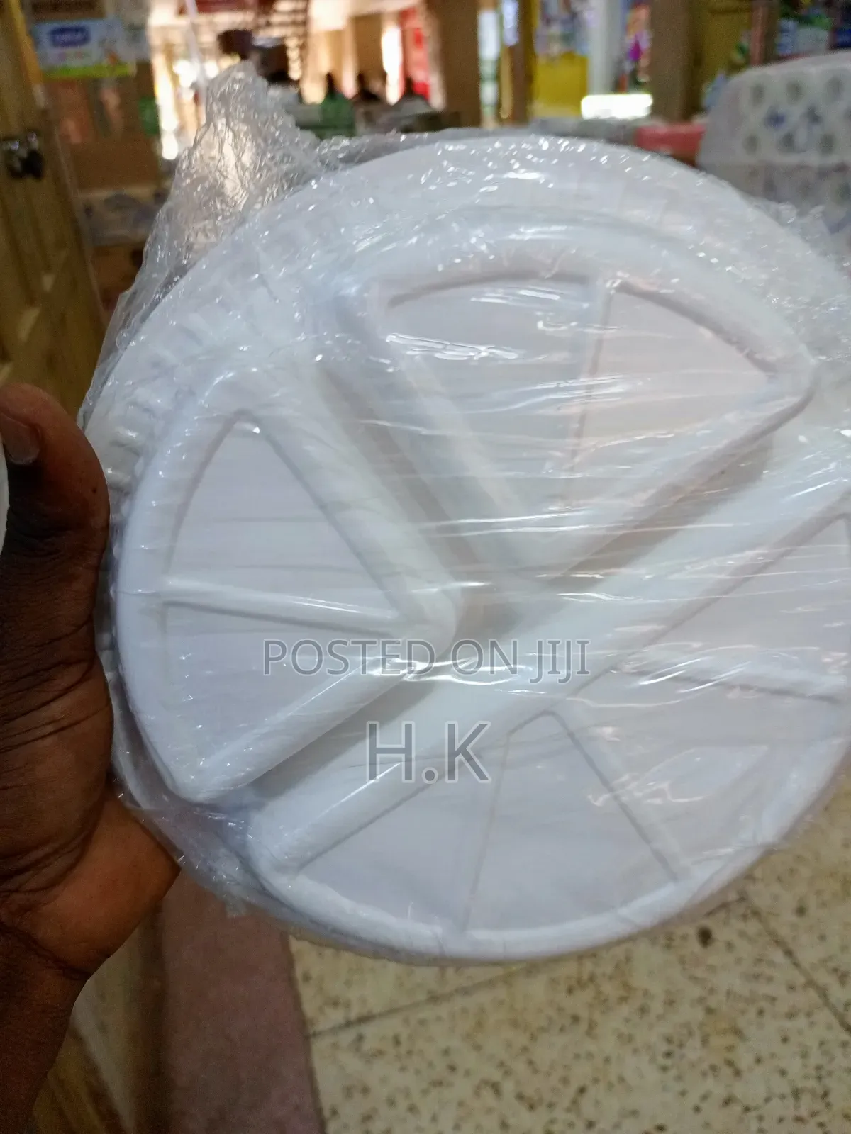25pcs Disposable Plastic Plates With Three Compartments.