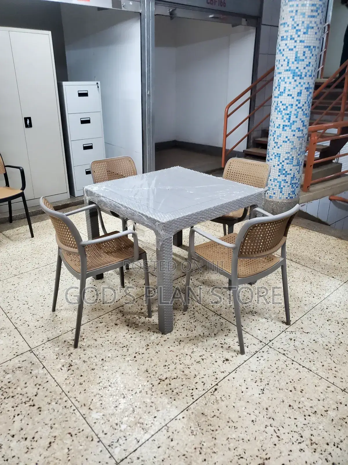 90cm×90cm Plastic Table and Chairs (Gray)