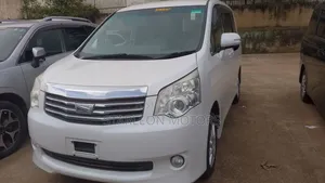 Toyota Noah 2.0 158hp AWD (8 Seater) 2012 White