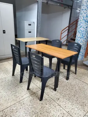 Ratten Plastic Chairs and Wooden Table for Restaurant and Hotel