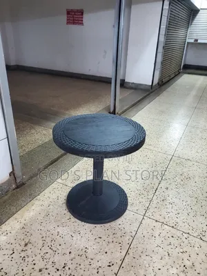 Accent Plastic Table Round