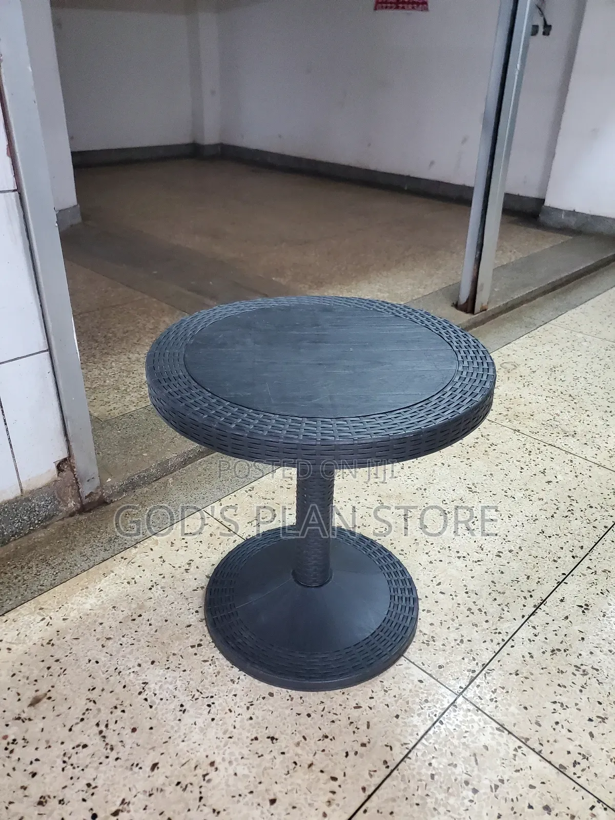 Accent Plastic Table Round