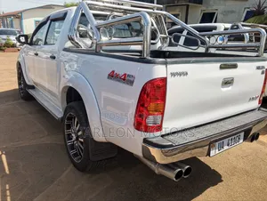 Toyota Hilux 2010 White