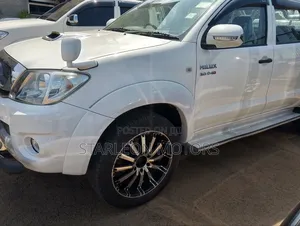 Toyota Hilux 2010 White