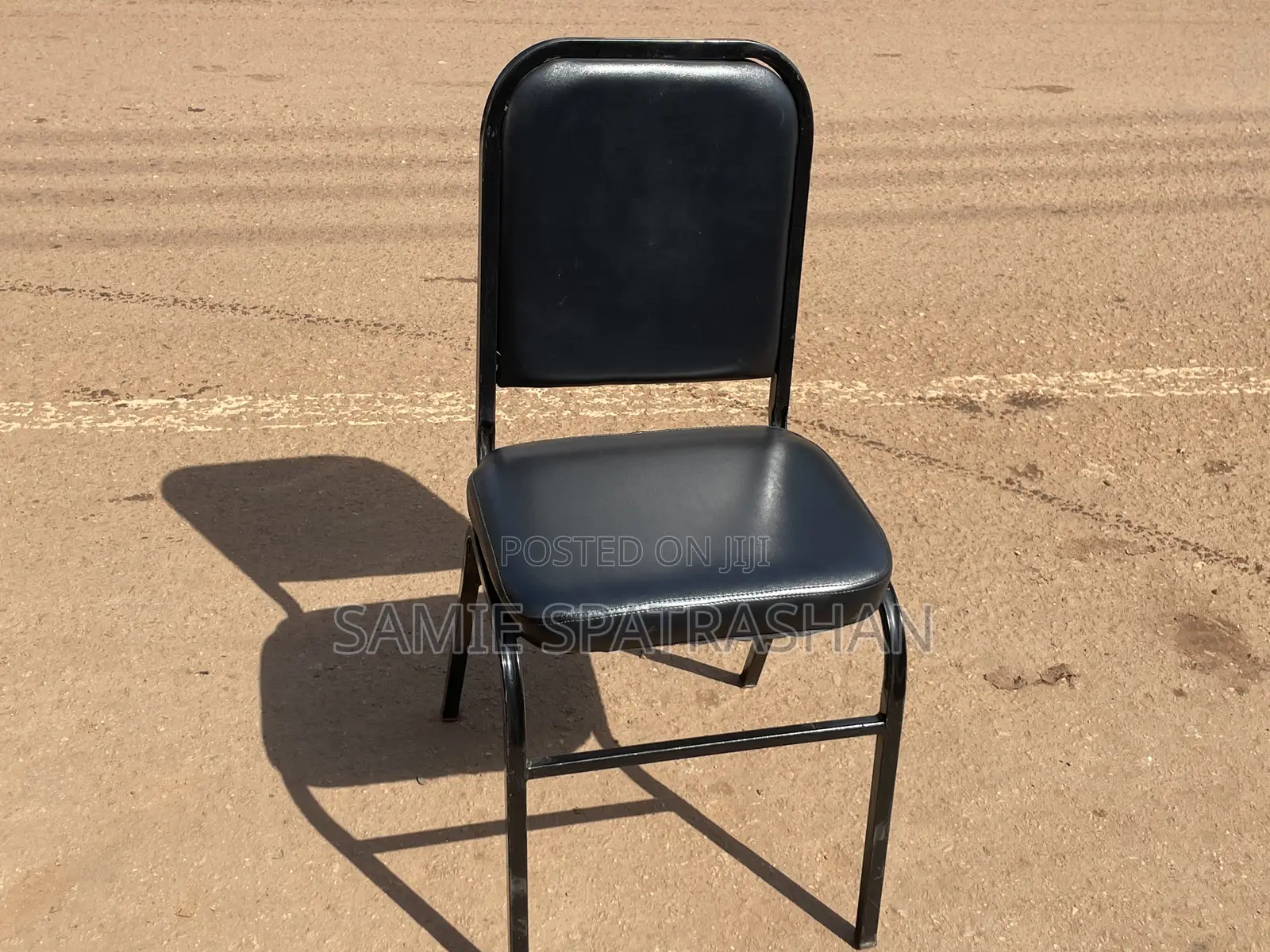 Simple Waiting Sit Black