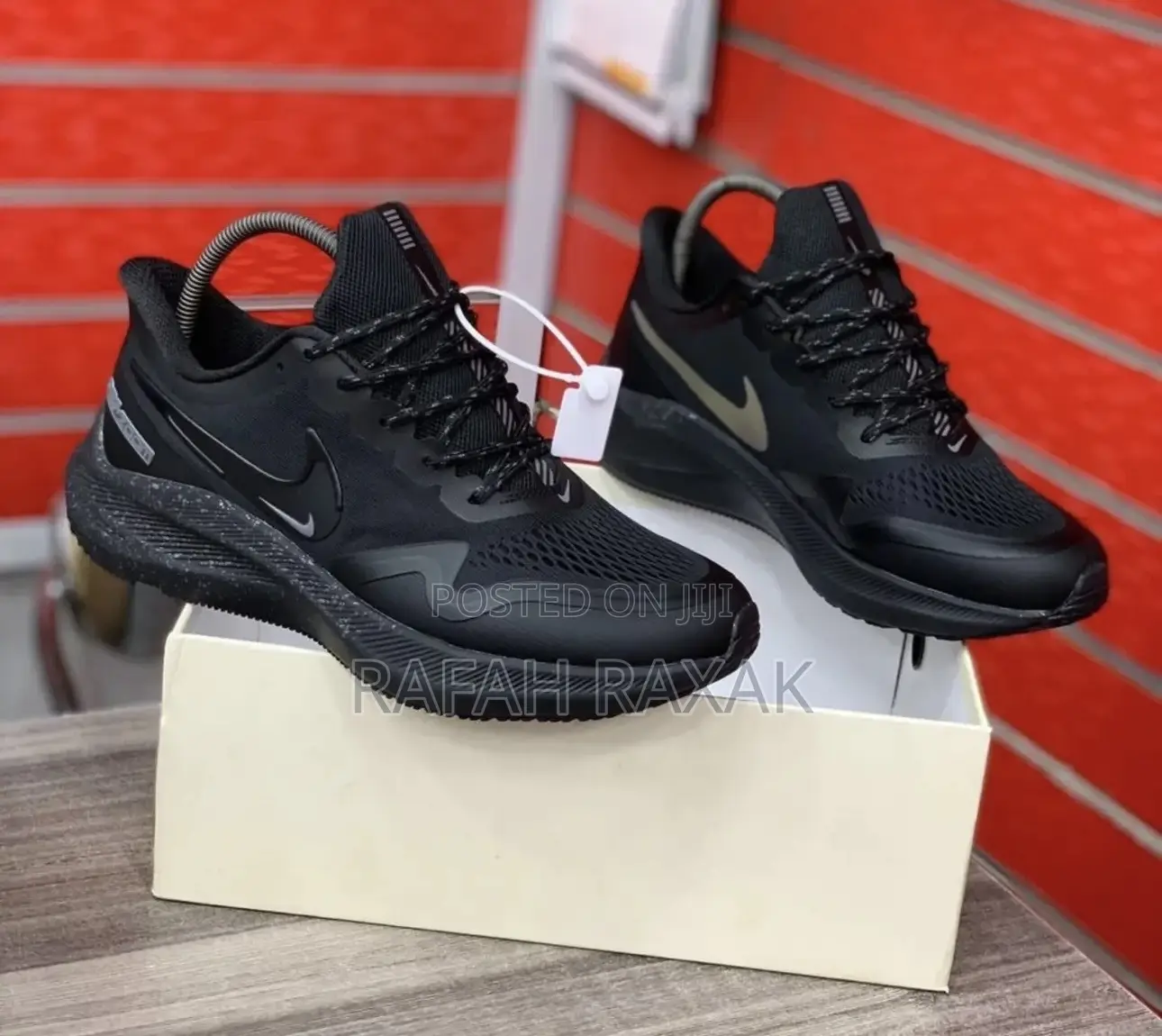 Original Black Nike Zoom Guide 10 Running Sneakers