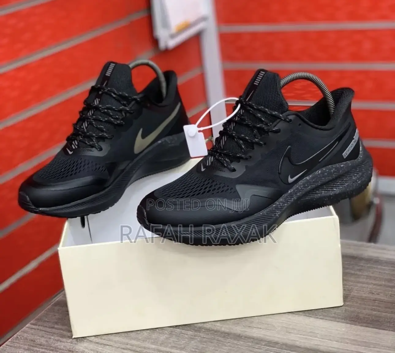 Original Black Nike Zoom Guide 10 Running Sneakers