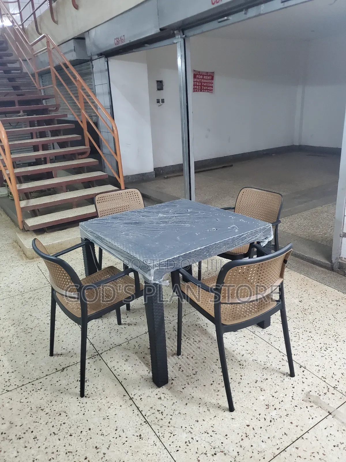 Luxurious Plastic Table and Chairs for Bar and Restaurant