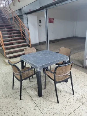Luxurious Plastic Table and Chairs for Bar and Restaurant