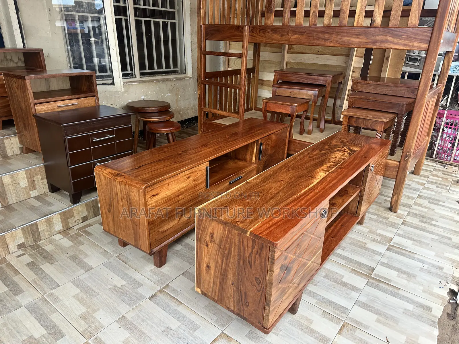 Solid Mugavu Tv Stand