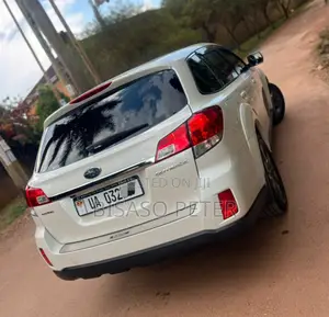 Subaru Outback 2.5i Premium 2011 White